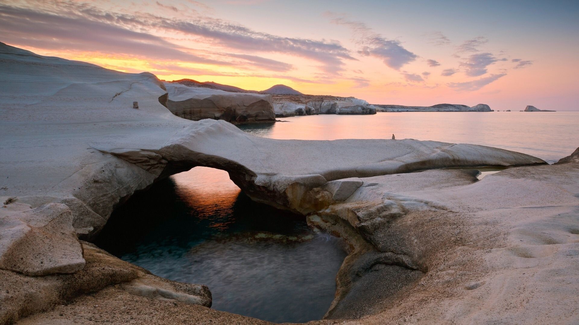 Roches volcaniques blanches de Sarakiniko au coucher du soleil - Milos - Grèce