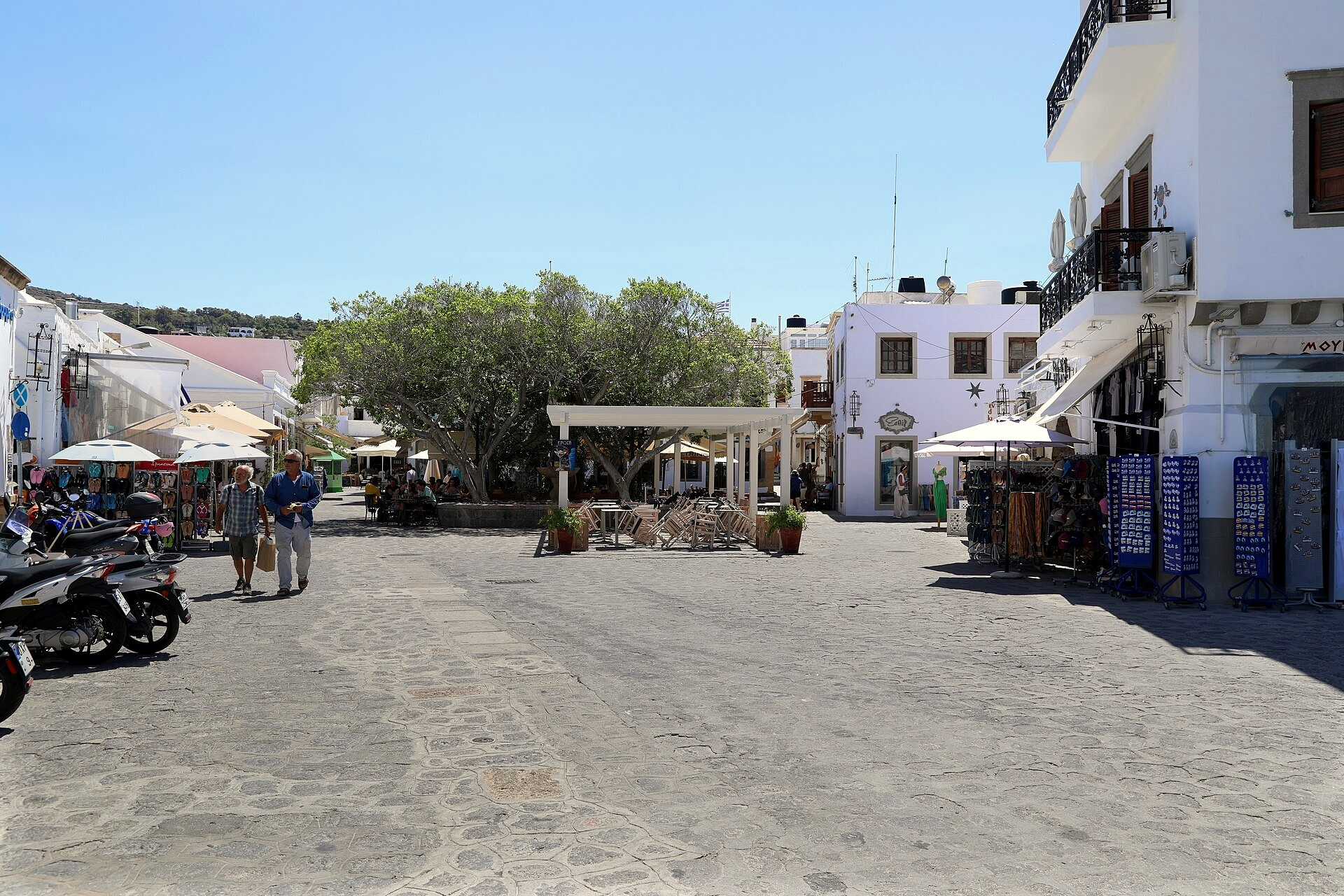 © Francesco Bini, Wikimedia Commons (CC BY-SA 4.0) Rues commerçantes animées dans le centre de Skala - Patmos, Dodécanèse - Grèce © Francesco Bini / Wikimedia (CC BY-SA 4.0)