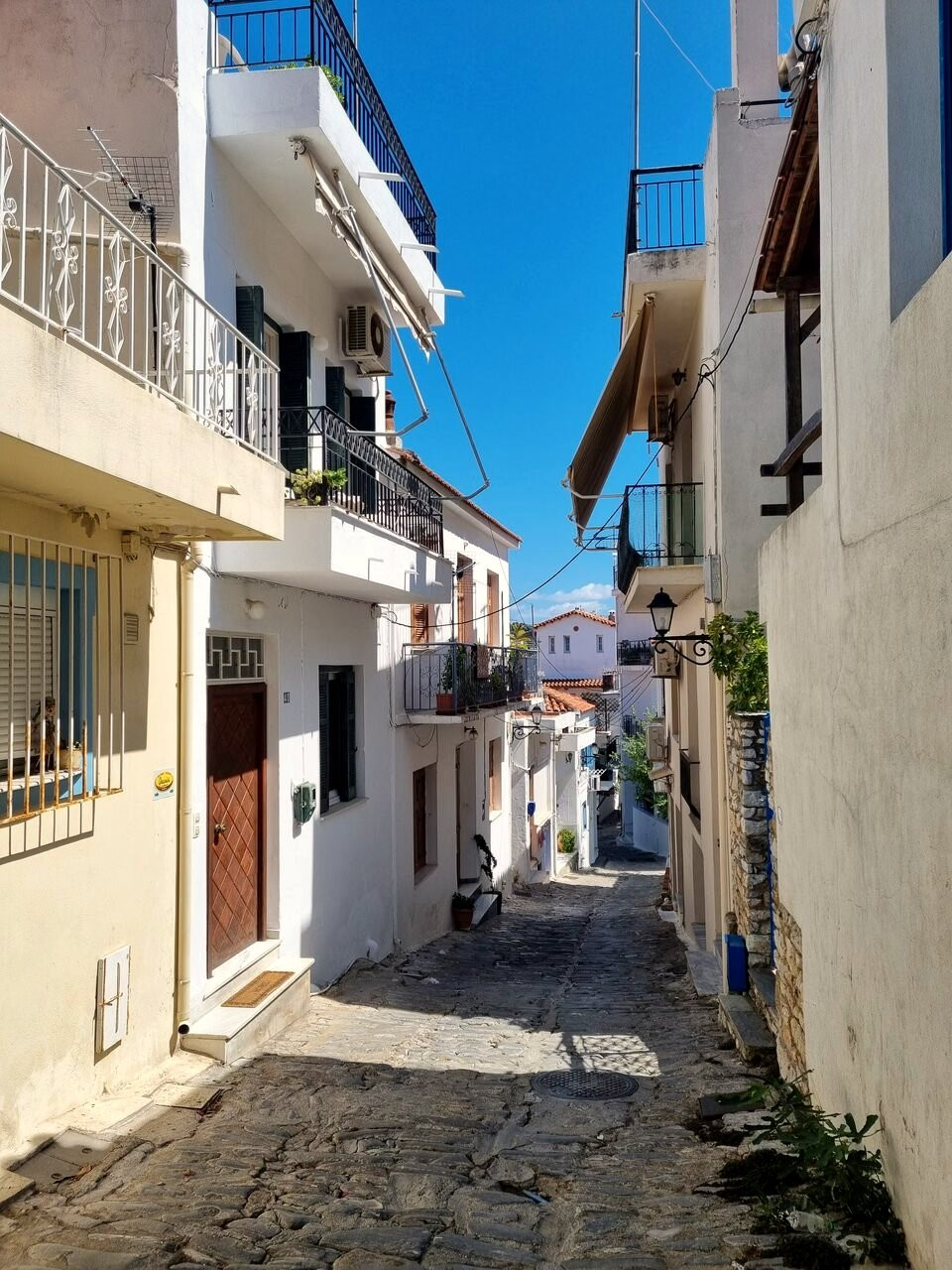 Ruelle pavée et maisons blanches de la vieille ville - Skopelos, Grèce