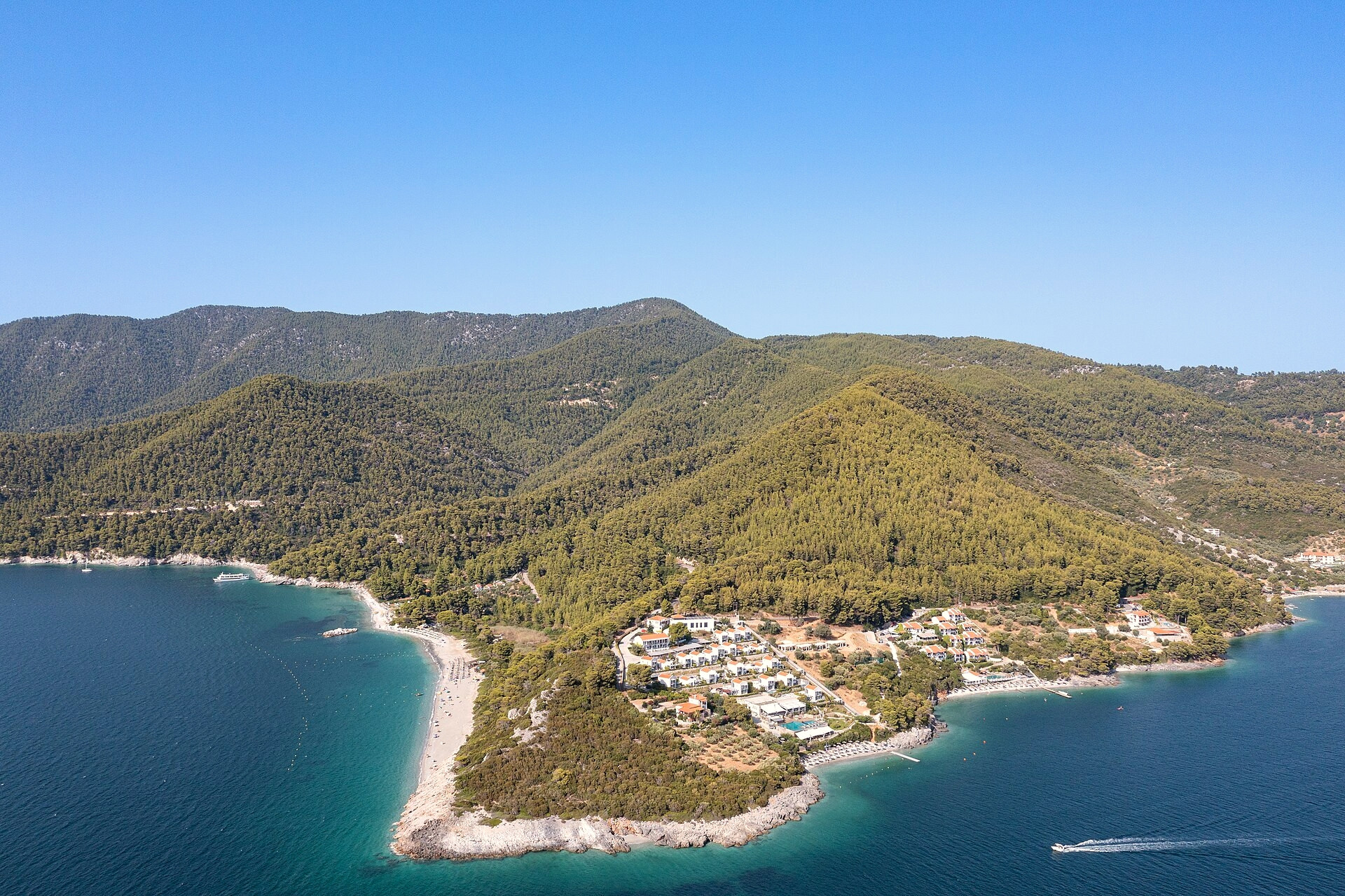Île verte et forêts de pins descendant à la mer - Skopelos, Sporades - Grèce © dronepicr / Wikimedia (CC BY 2.0)