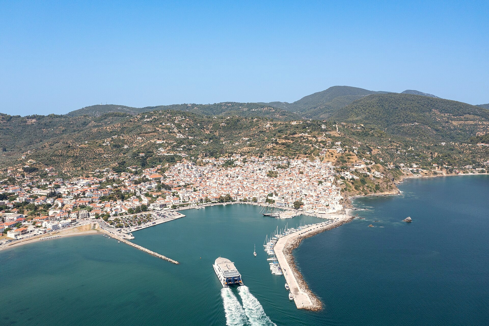 Ferry entrant dans le port de Skopelos - Sporades - Grèce © dronepicr / Wikimedia (CC BY 2.0)