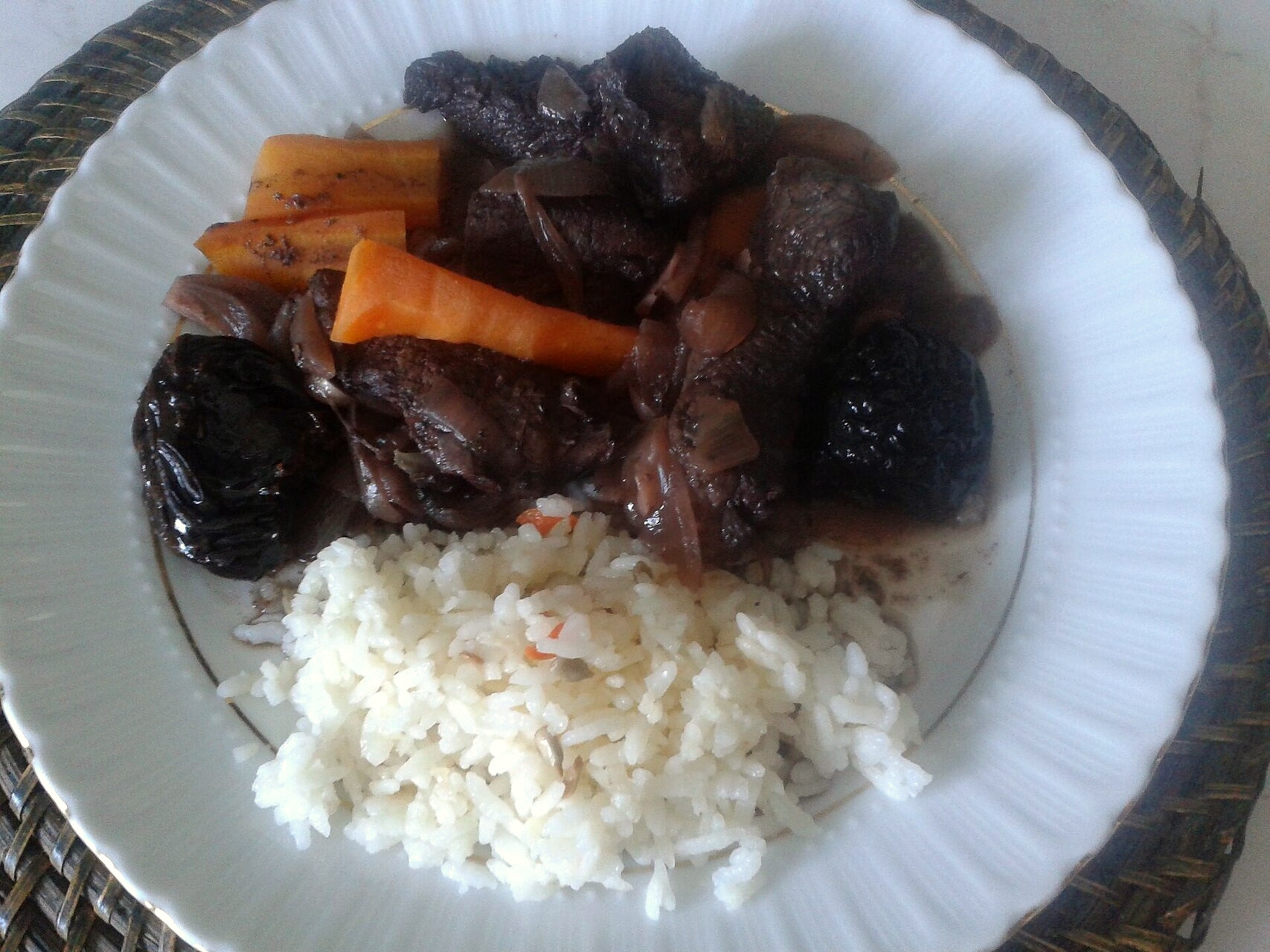 Ragoût de viande mijoté aux prunes séchées de Skopelos - Sporades - Grèce © E4024 / Wikimedia (CC BY-SA 4.0)