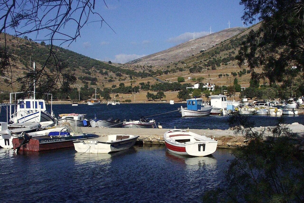 Petit port de pêche grec, barques amarrées dans une baie tranquille - Grèce