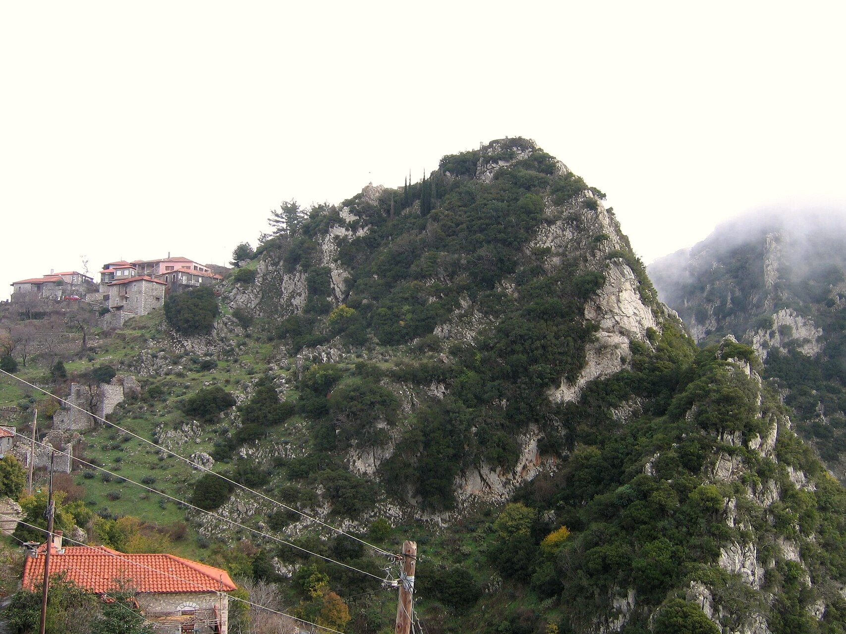 Village de pierre de Stemnitsa perché sur la montagne - Arcadie, Péloponnèse - Grèce © Ferengi / Wikimedia (CC BY-SA 3.0)