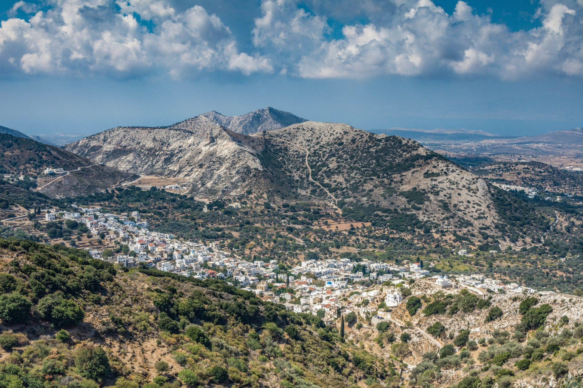 Village de montagne dominé par des collines arides - Péloponnèse - Grèce