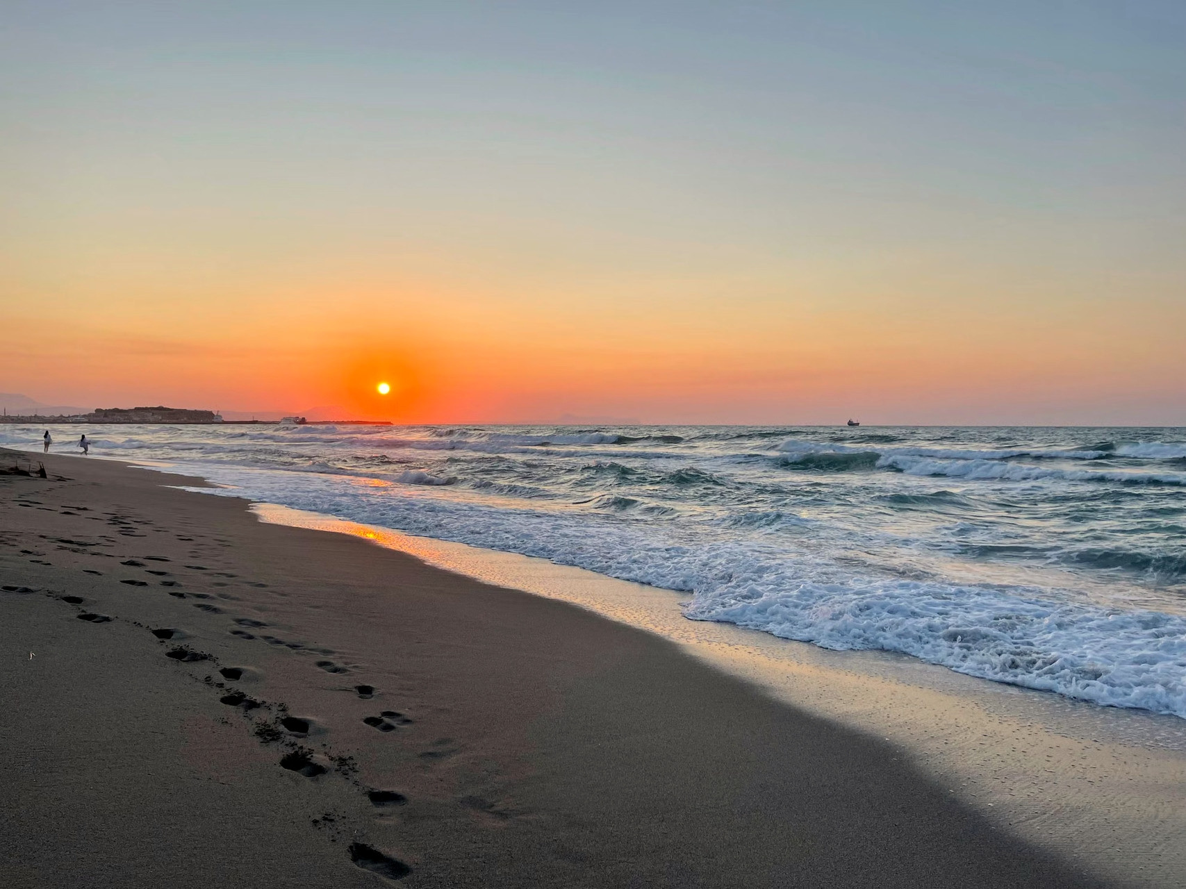 Coucher de soleil sur une plage déserte - Réthymnon, Crète - Grèce