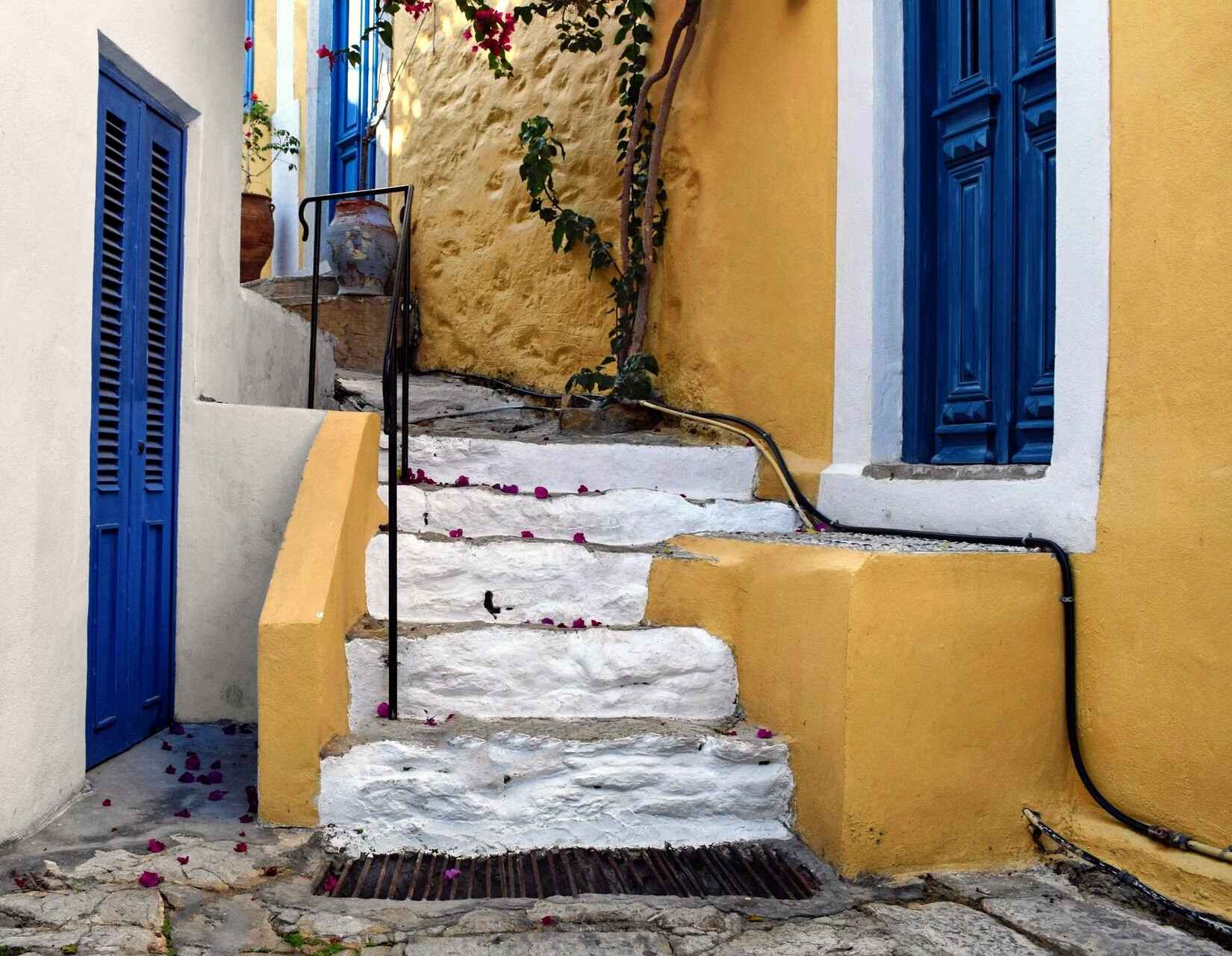 Ruelle en escalier bordée de maisons ocre - Symi, Grèce