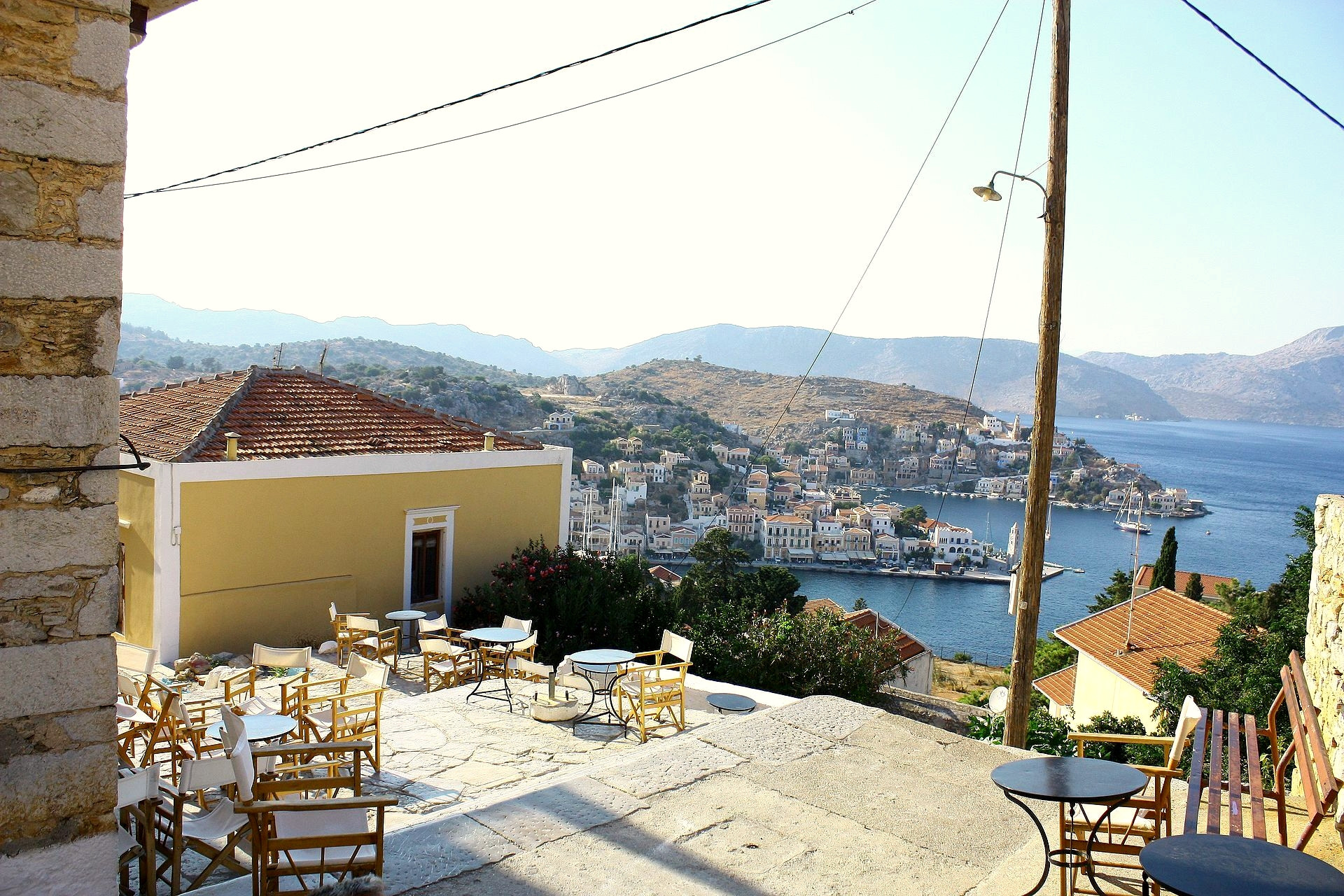 Terrasse et vue sur le port depuis Chorio, sur la Kali Strata - Symi, Grèce © Ellibah / Wikimedia (CC BY-SA 4.0)