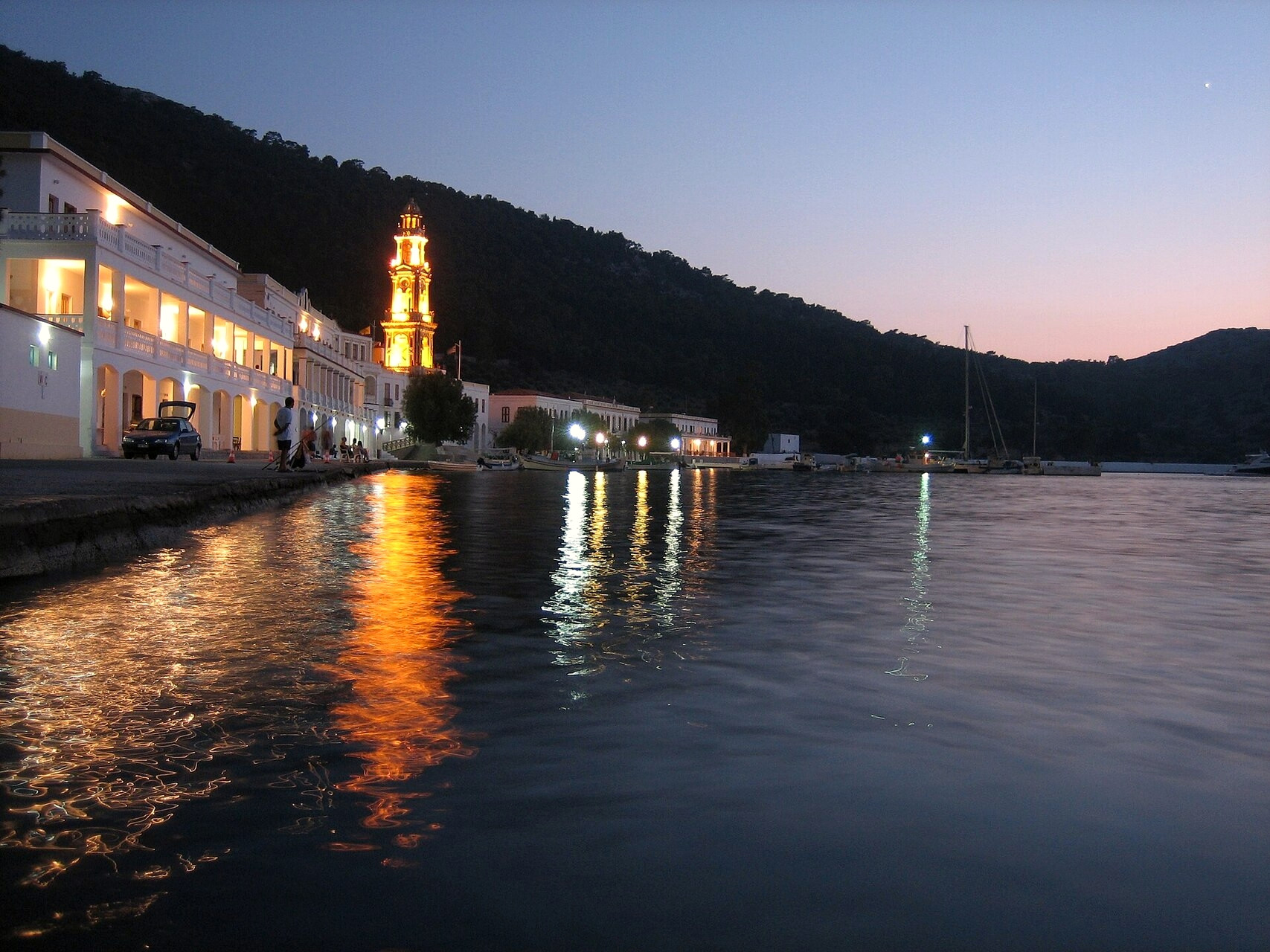 Le monastère de Panormitis et son clocher au crépuscule - Symi, Grèce © npinikas / Wikimedia (CC BY 3.0)