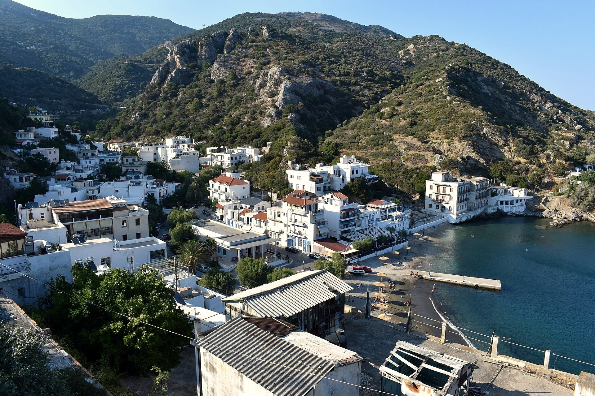 © Annatsach, Wikimedia Commons (CC BY-SA 4.0) Village thermal de Therma au bord de mer - Ikaria - Grèce © Annatsach / Wikimedia (CC BY-SA 4.0)
