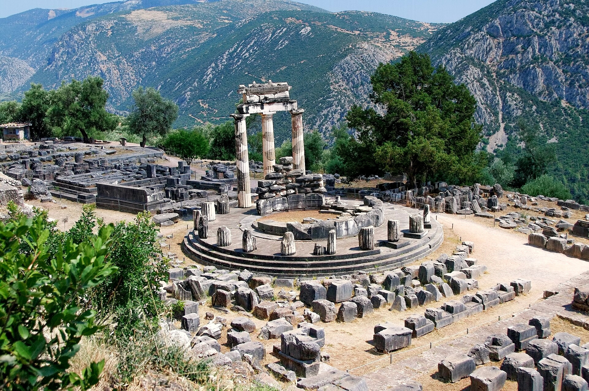 La tholos d'Athéna Pronaia et ses trois colonnes - Delphes - Grèce © Michael Nicht / Wikimedia (CC BY-SA 4.0)
