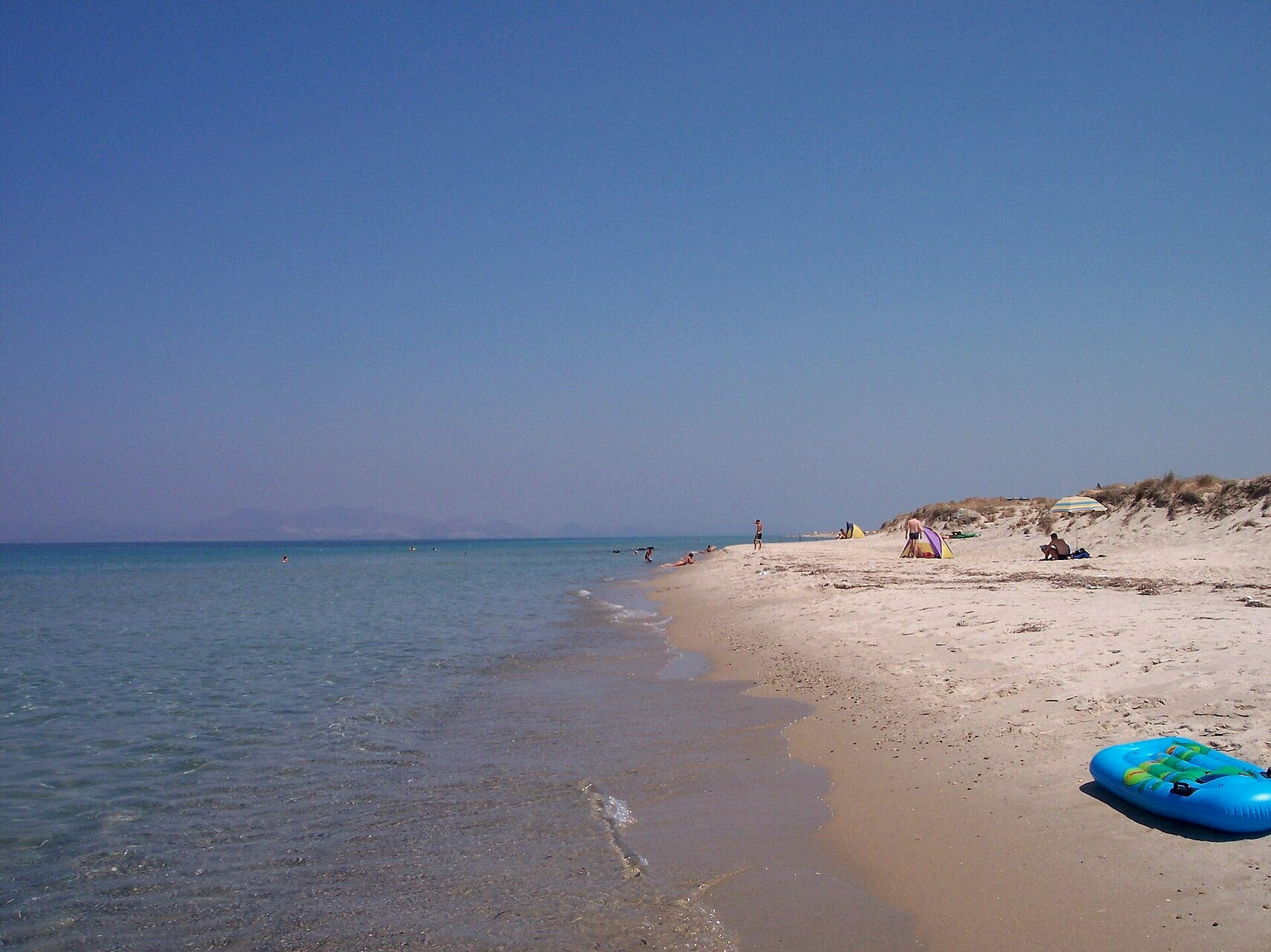© Piotr Piętka, Wikimedia Commons (CC BY 3.0) Plage de sable près du lac salé de Tigaki - Kos - Grèce © Piotr Piętka / Wikimedia (CC BY 3.0)