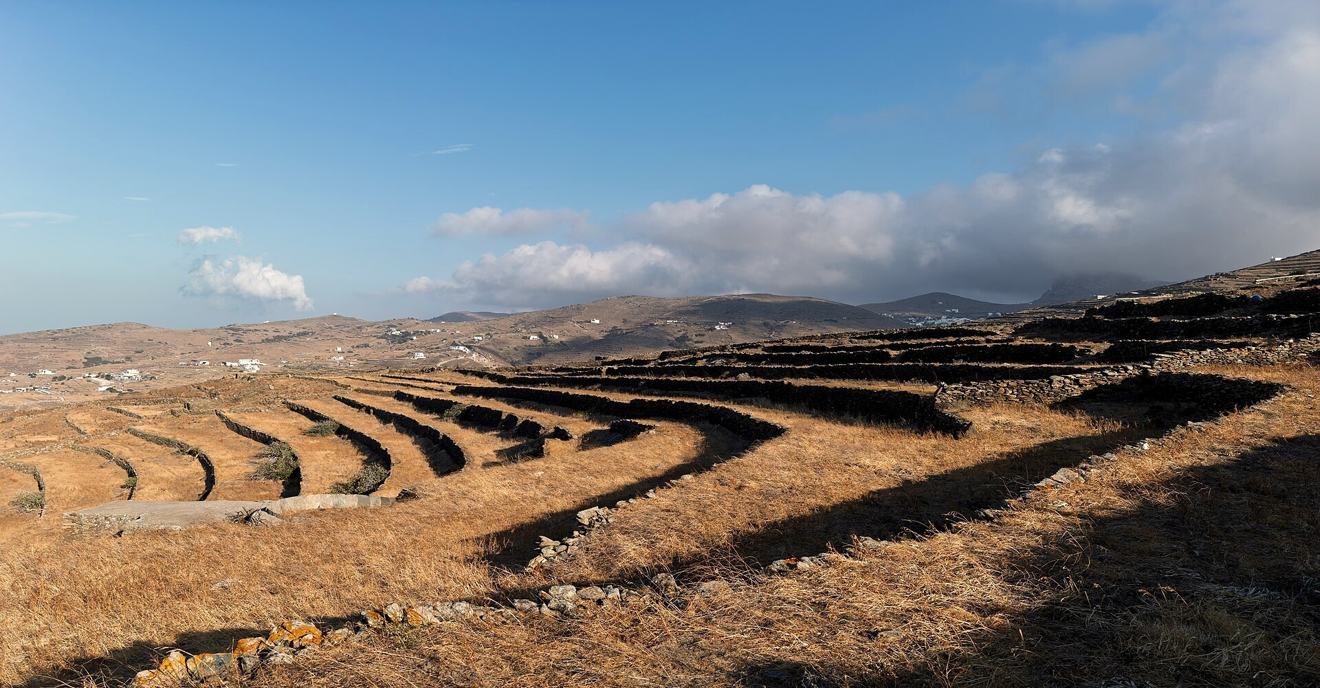 © Jules Verne Times Two, Wikimedia Commons (CC BY-SA 4.0) Terrasses agricoles et sentiers anciens sur les collines de Tinos - Cyclades - Grèce © Jules Verne Times Two / Wikimedia (CC BY-SA 4.0)