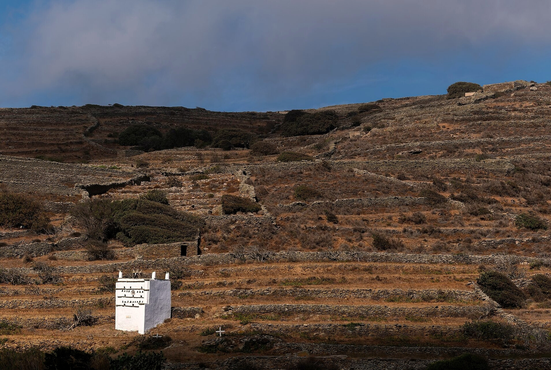 Pigeonnier blanc dans les terrasses de Tarambados - Tinos - Cyclades, Grèce © Jules Verne Times Two / Wikimedia (CC BY-SA 4.0)
