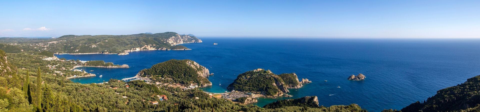Baie turquoise et collines boisées de Paleokastritsa - Corfou - Grèce