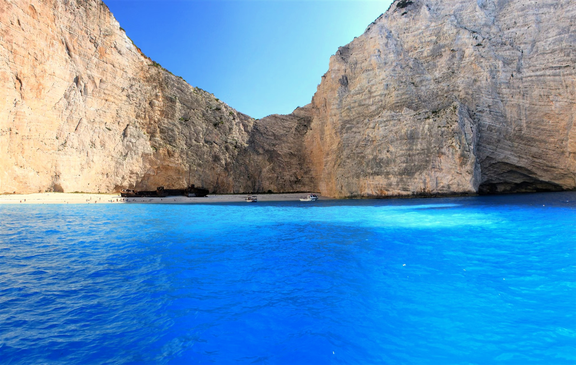 Crique aux eaux turquoise entre falaises blanches - Grèce