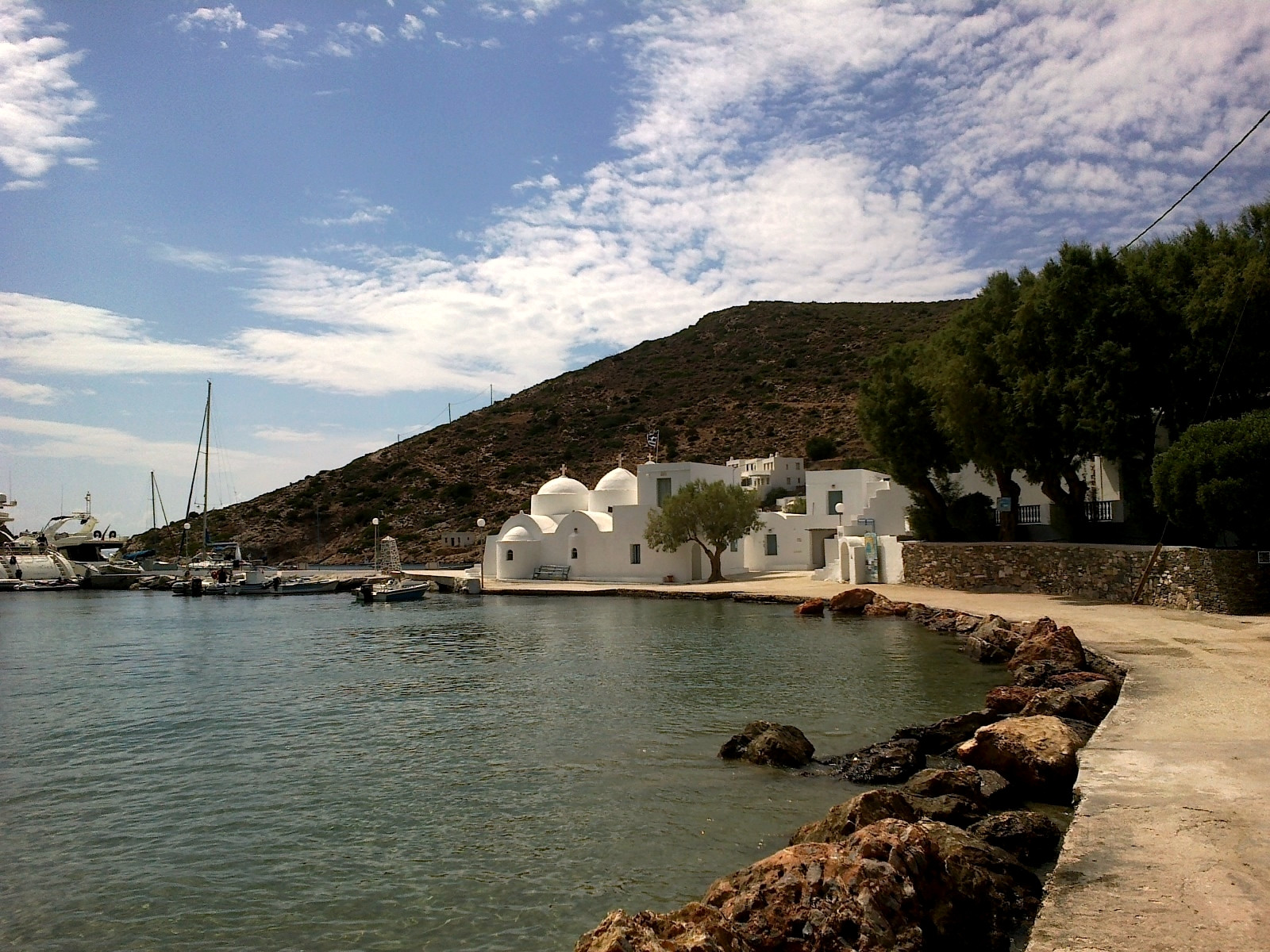 Baie de Vathy et son monastère du Taxiarchis - Sifnos, Cyclades - Grèce © rene boulay / Wikimedia (CC BY-SA 3.0)