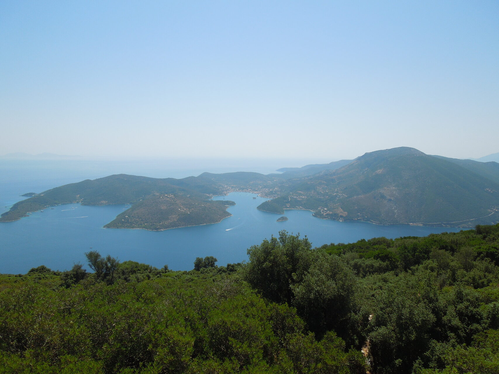 Golfe de Vathy vu des hauteurs - Ithaque, Îles Ioniennes - Grèce © Cosal / Wikimedia (CC BY-SA 4.0)