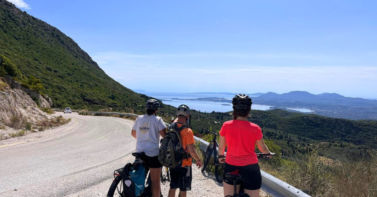 Cyclistes surplombant une baie turquoise - Corfou - Grèce