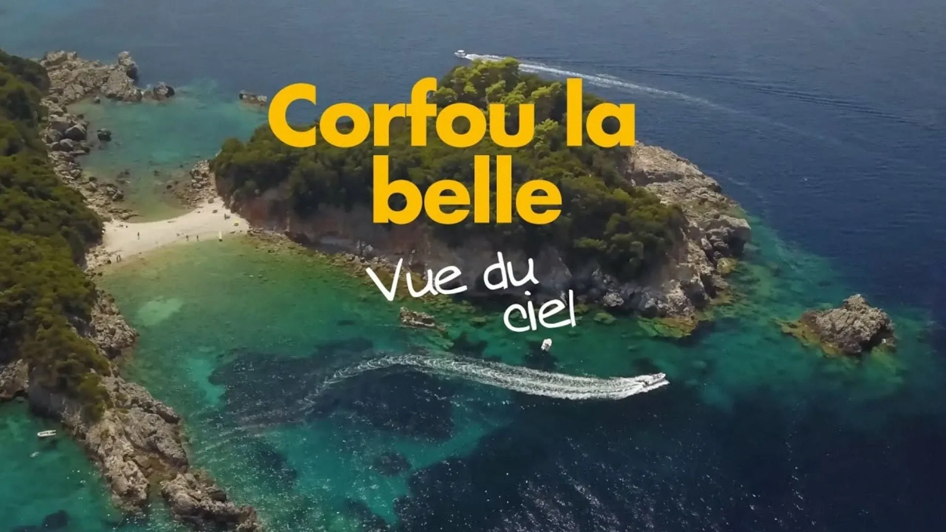 Vue aérienne d'une crique rocheuse aux eaux turquoise - Corfou - Grèce