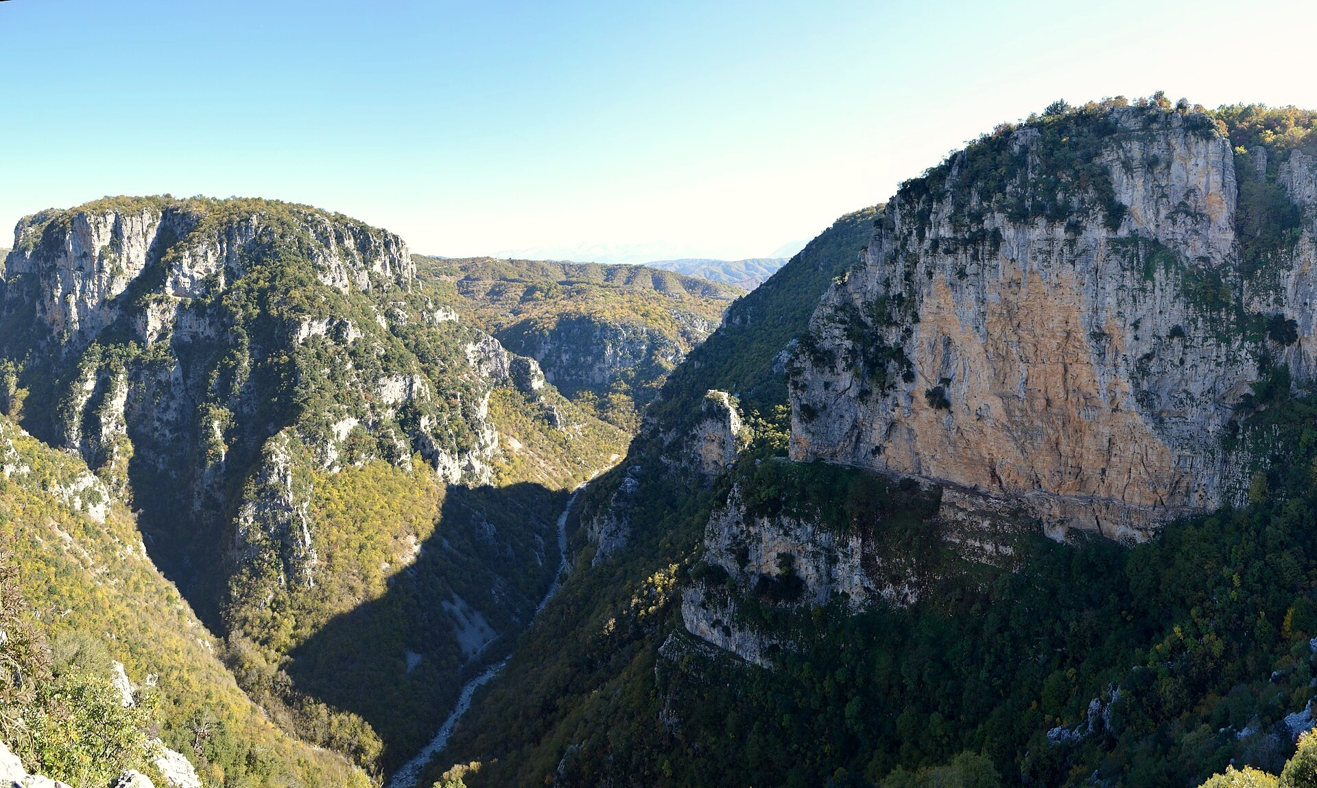 © Zografos k, Wikimedia Commons (CC BY-SA 4.0) Les gorges de Vikos, parmi les plus profondes du monde - Zagori, Épire - Grèce © Zografos k / Wikimedia (CC BY-SA 4.0)