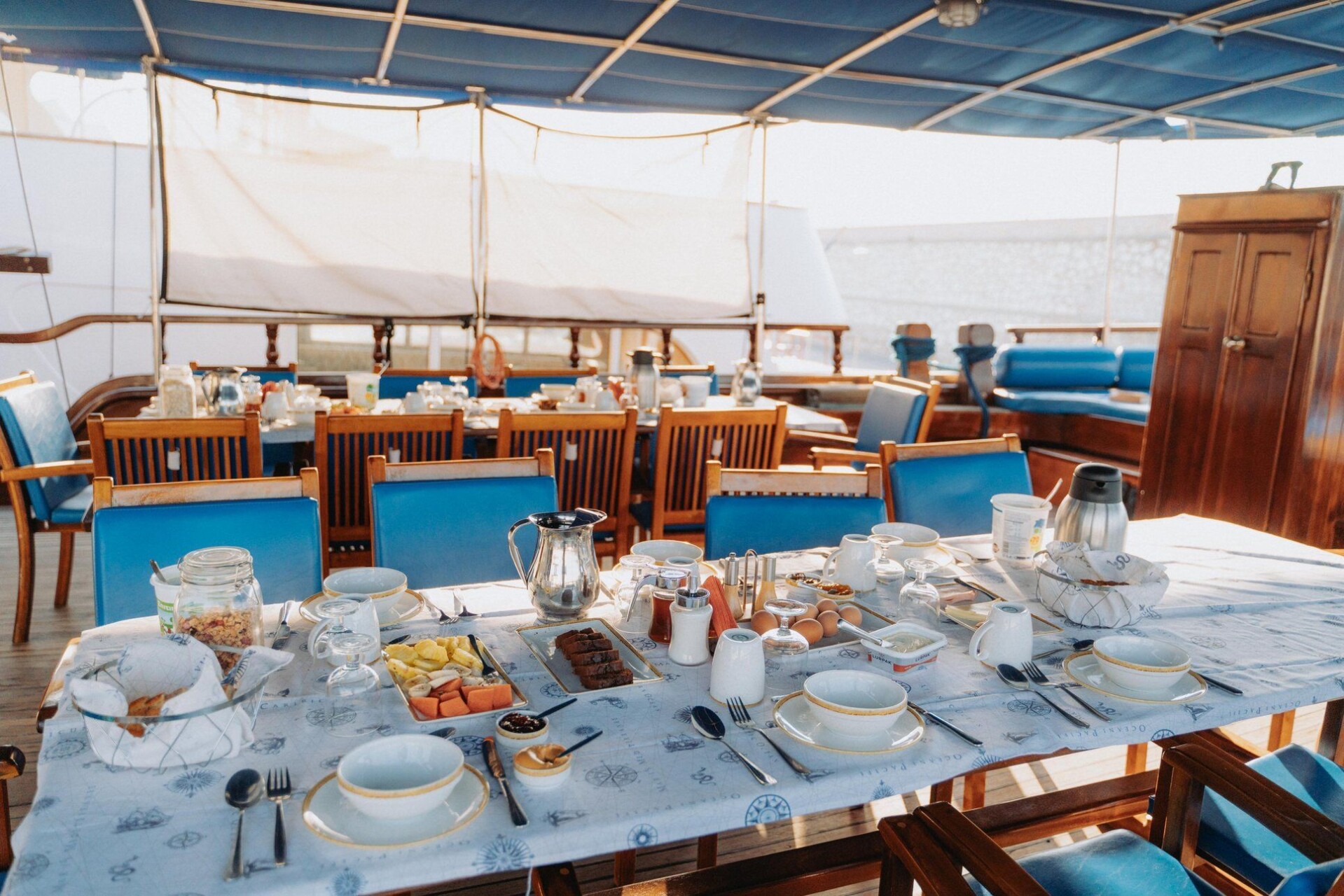 Petit-déjeuner dressé sur le pont d'un bateau de croisière - Méditerranée