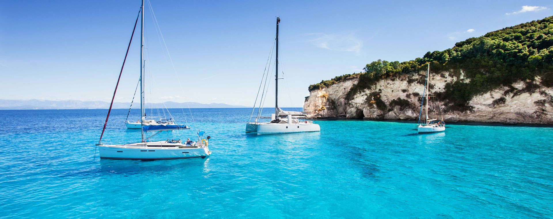 Voiliers au mouillage dans une baie de Paxos - Îles Ioniennes - Grèce
