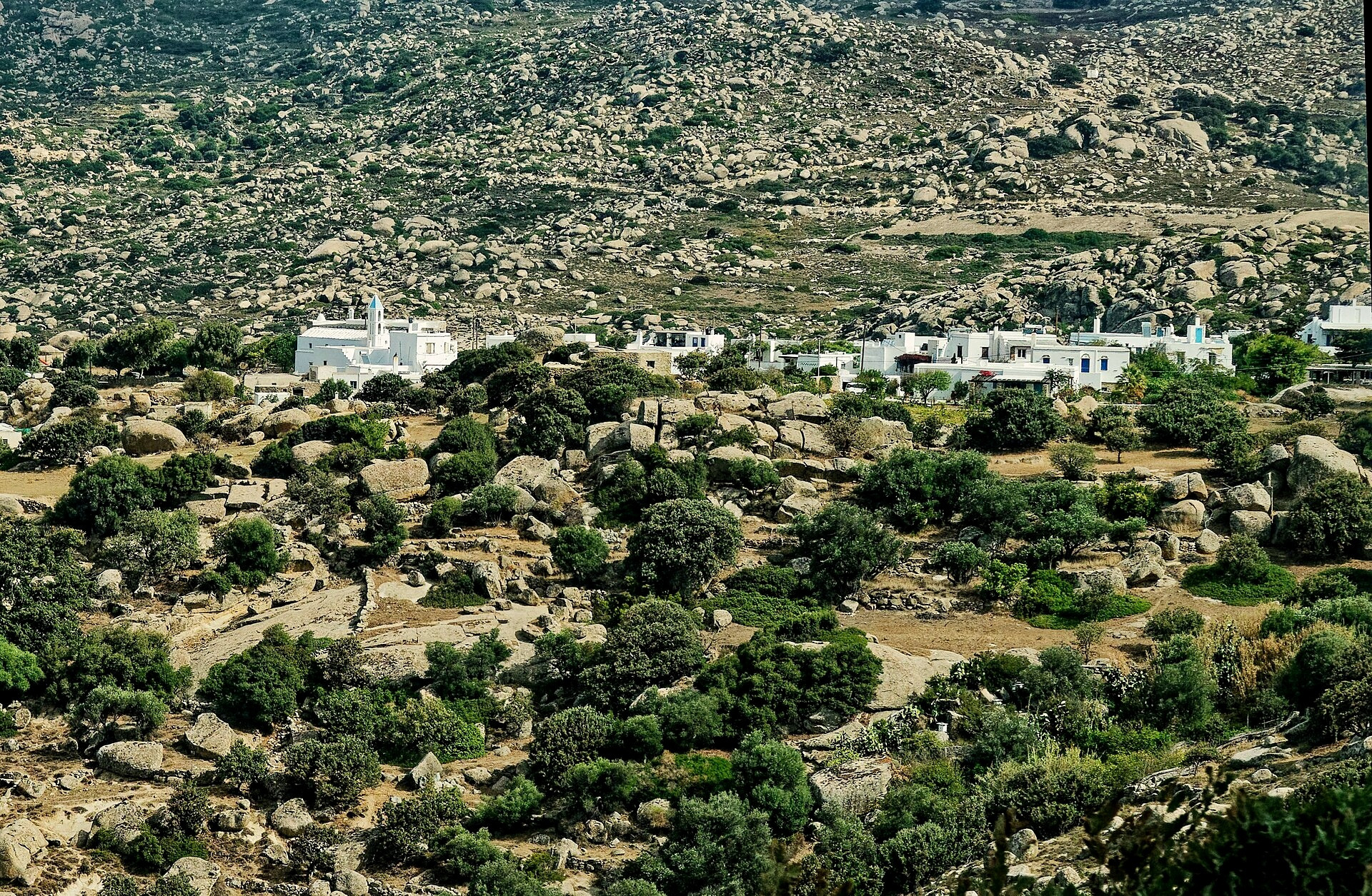 Village de Volax parmi les rochers de granit - Tinos, Cyclades - Grèce © Holger Uwe Schmitt / Wikimedia (CC BY-SA 4.0)