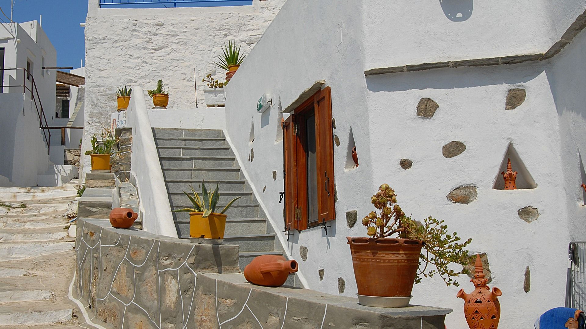 Maison blanche et pots de fleurs - Sifnos - Cyclades - Grèce