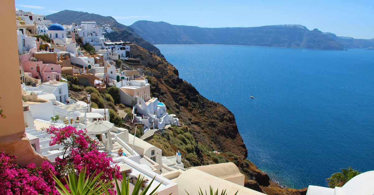 Maisons blanches d'Oia au-dessus de la caldeira - Santorin - Grèce