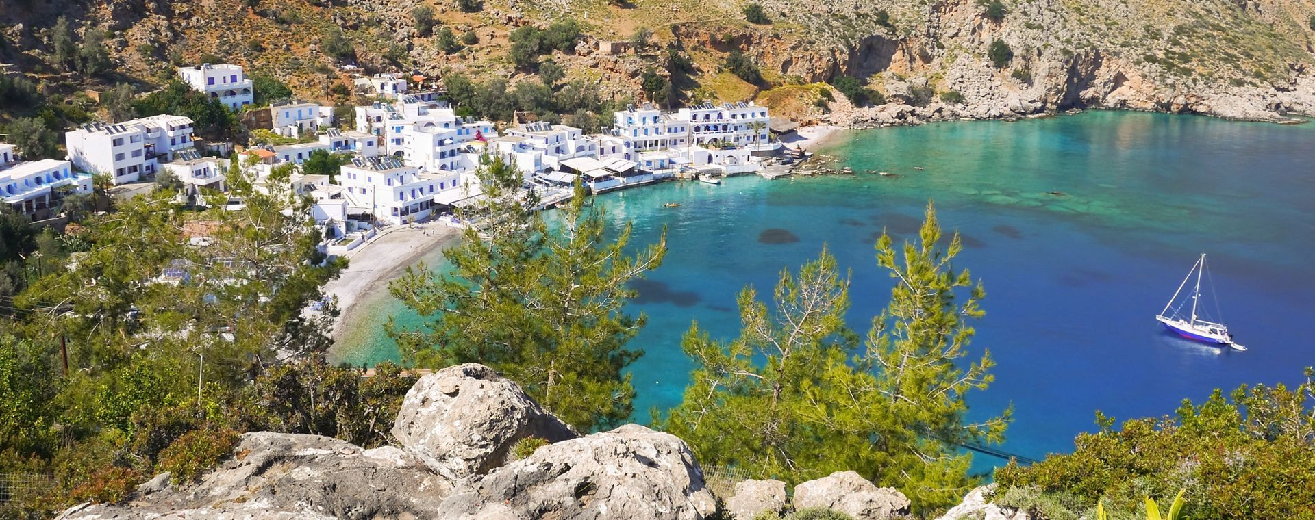 Village blanc de Loutro et baie turquoise au pied des montagnes - Crète - Grèce