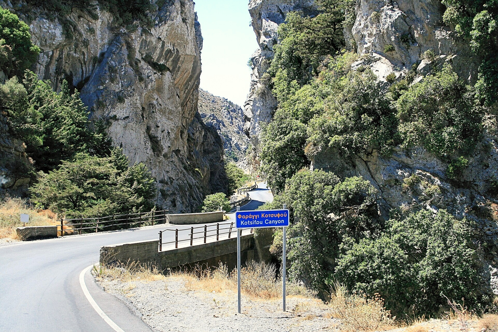 Route sinueuse dans les gorges de Kotsifou - Crète - Grèce © Lapplaender / Wikimedia (CC BY-SA 3.0)