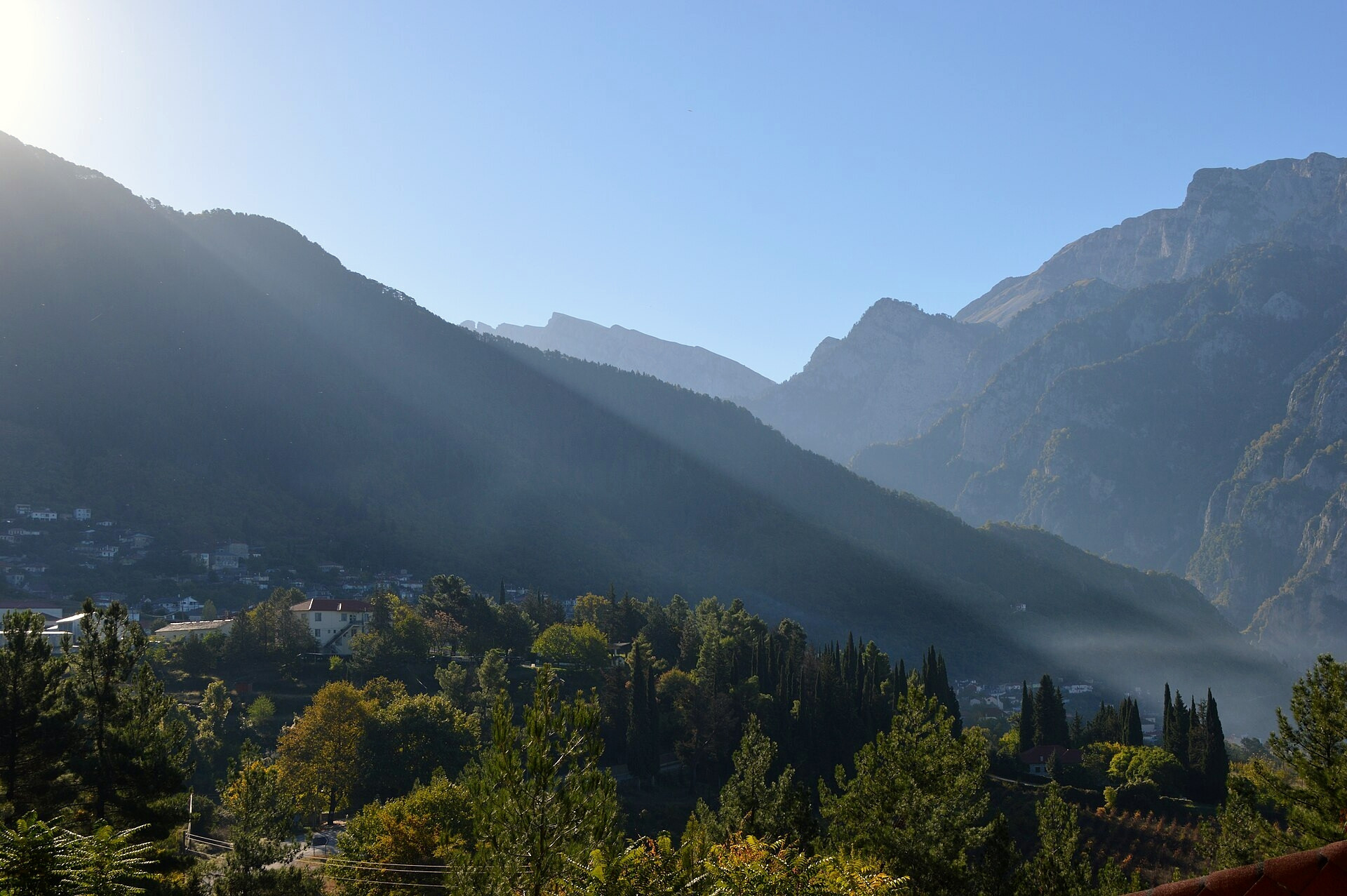 © Zografos k, Wikimedia Commons (CC BY-SA 4.0) Lumière du matin sur les montagnes du Zagori - Épire, Grèce © Zografos k / Wikimedia (CC BY-SA 4.0)