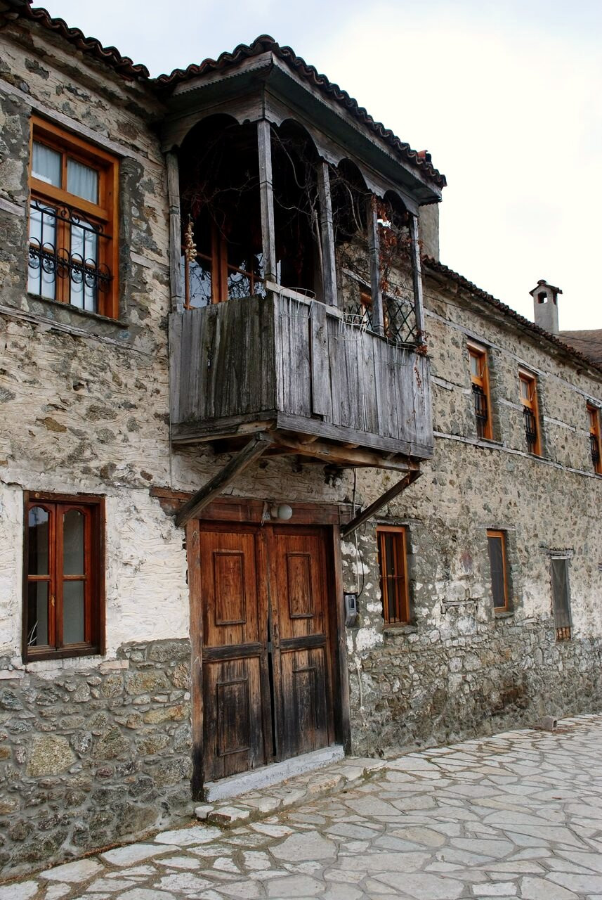 Maison de pierre et ruelle pavée d'un village du Zagori - Épire, Grèce