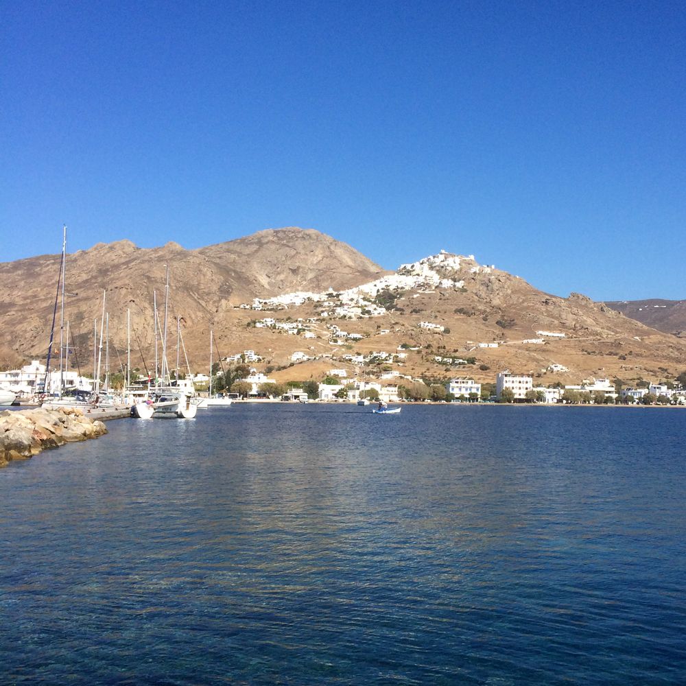 Chora de Sérifos depuis le port de Livadi