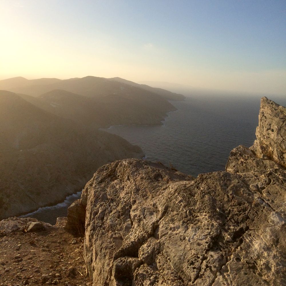 Vue sur la côte Nord de Folégandros depuis l'église de Panagia