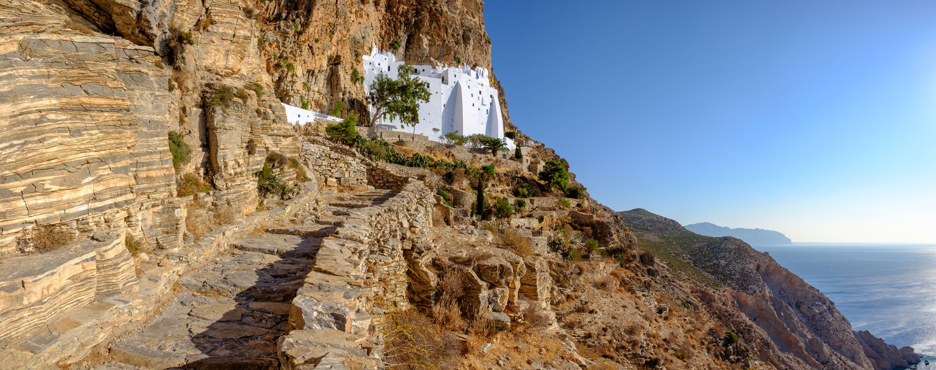 Amorgos : panorama sur le monastère de la Panagia Chozoviotissa