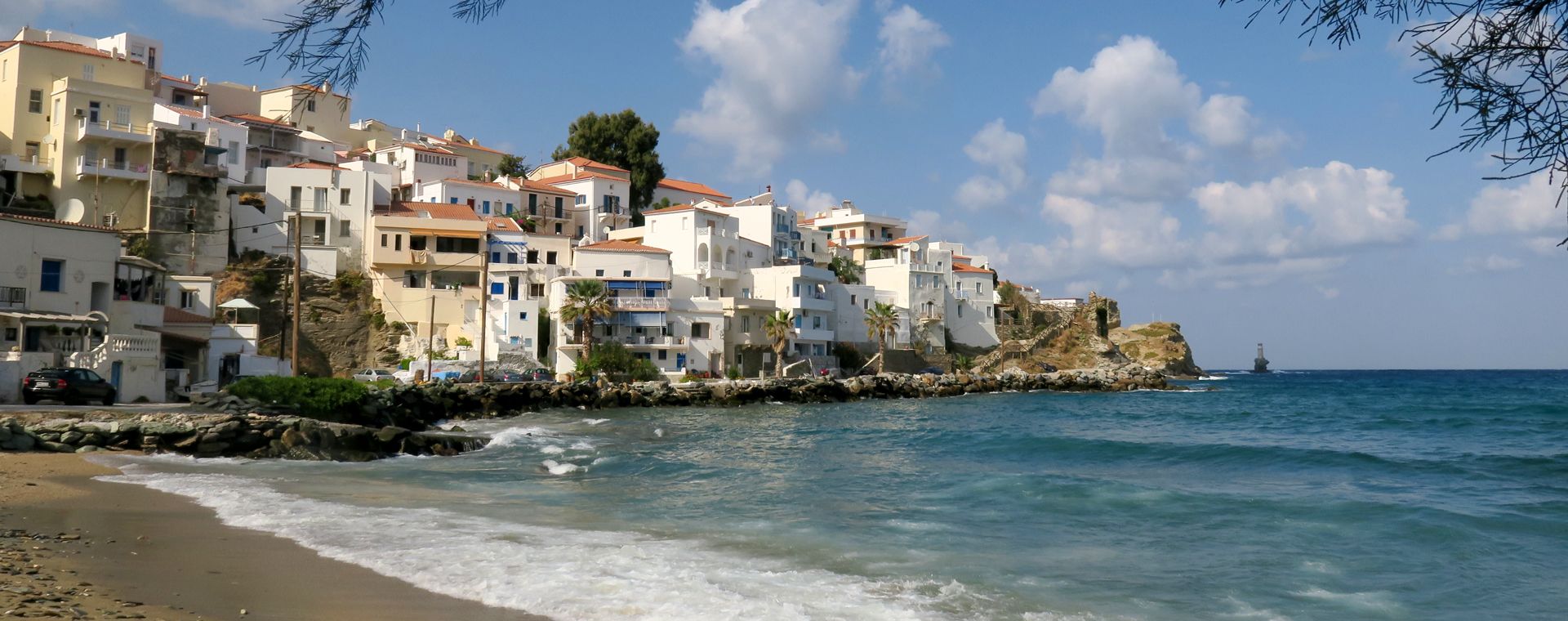 Chora et la plage de Paraporti, sur l'île d'Andros