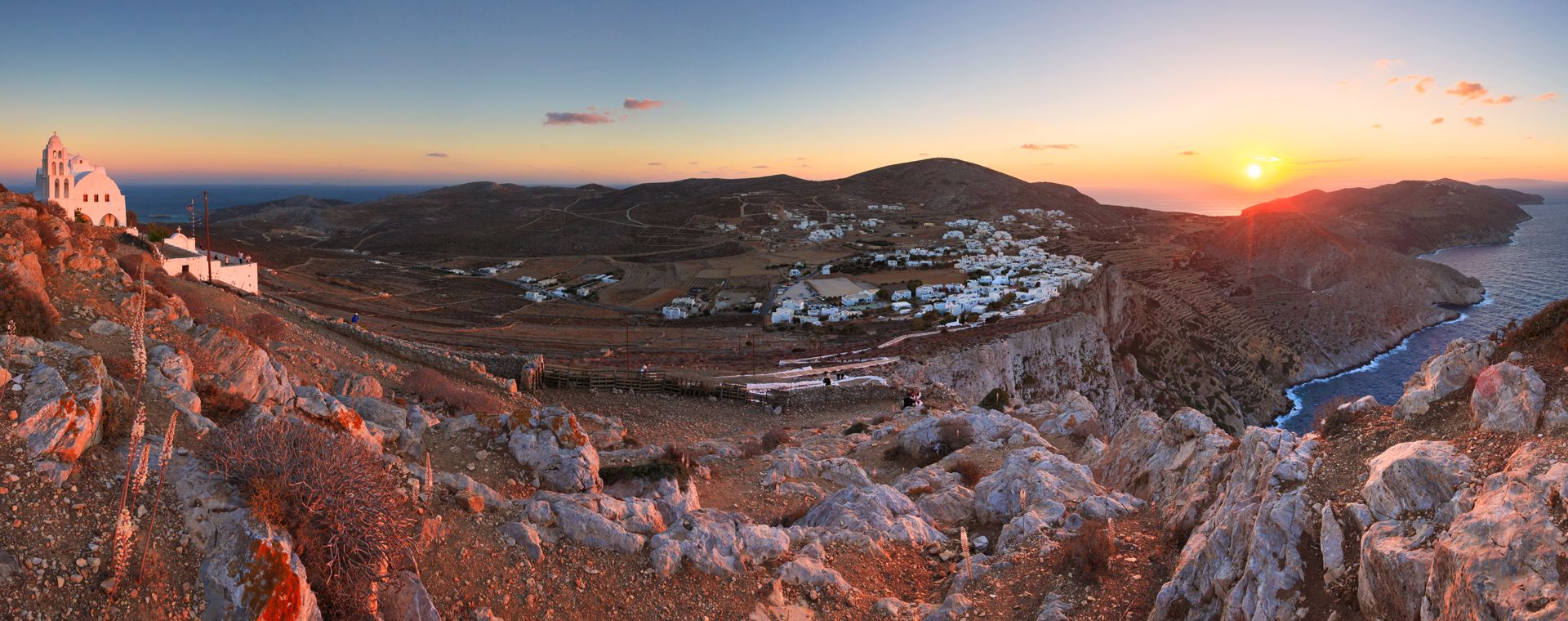 Coucher de soleil sur l'île de Folégandros dans les Cyclades