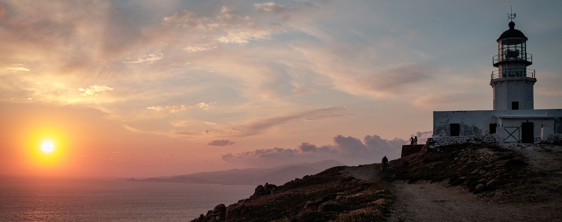 Coucher de soleil au phare Armenistis, sur l'île de Mykonos