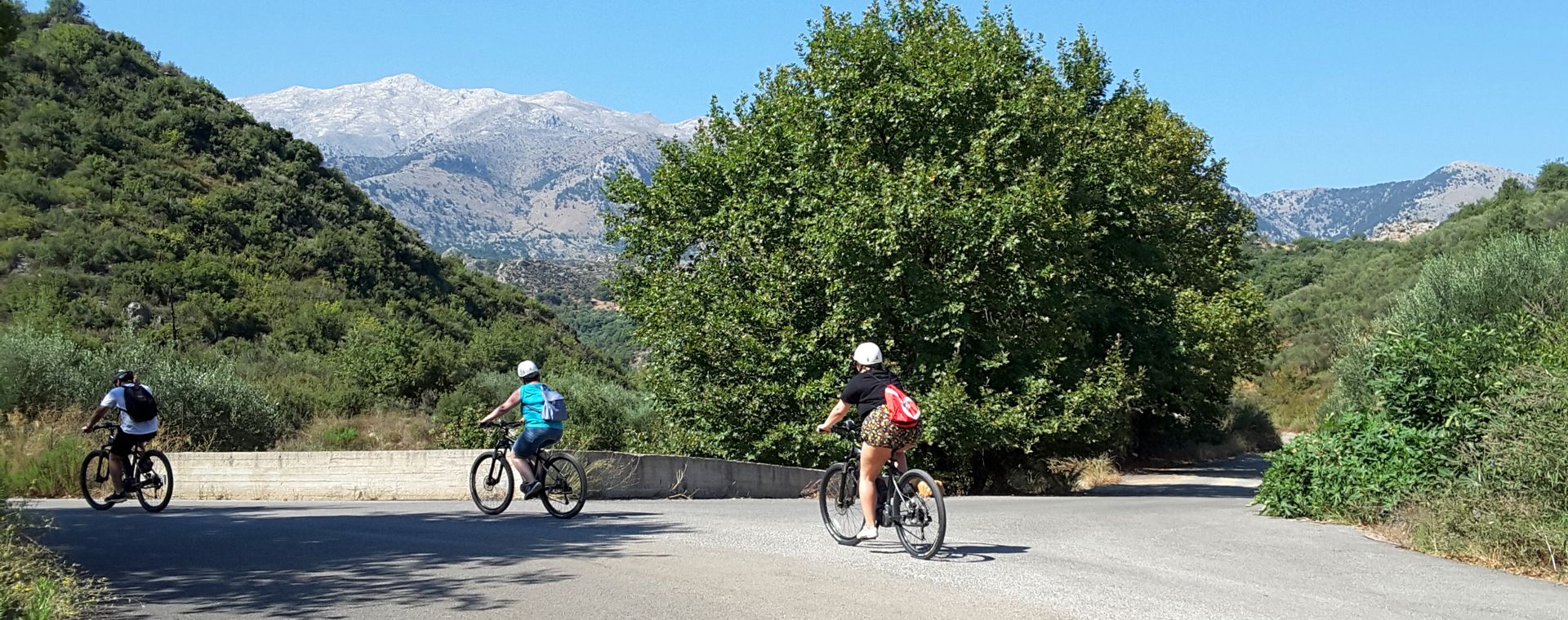 cyclistes-direction-village-ano-klidonia