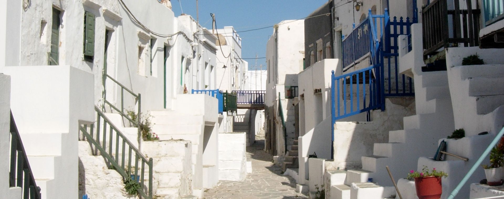 Folegandros: alley in the Kastro (Castle) of Chora