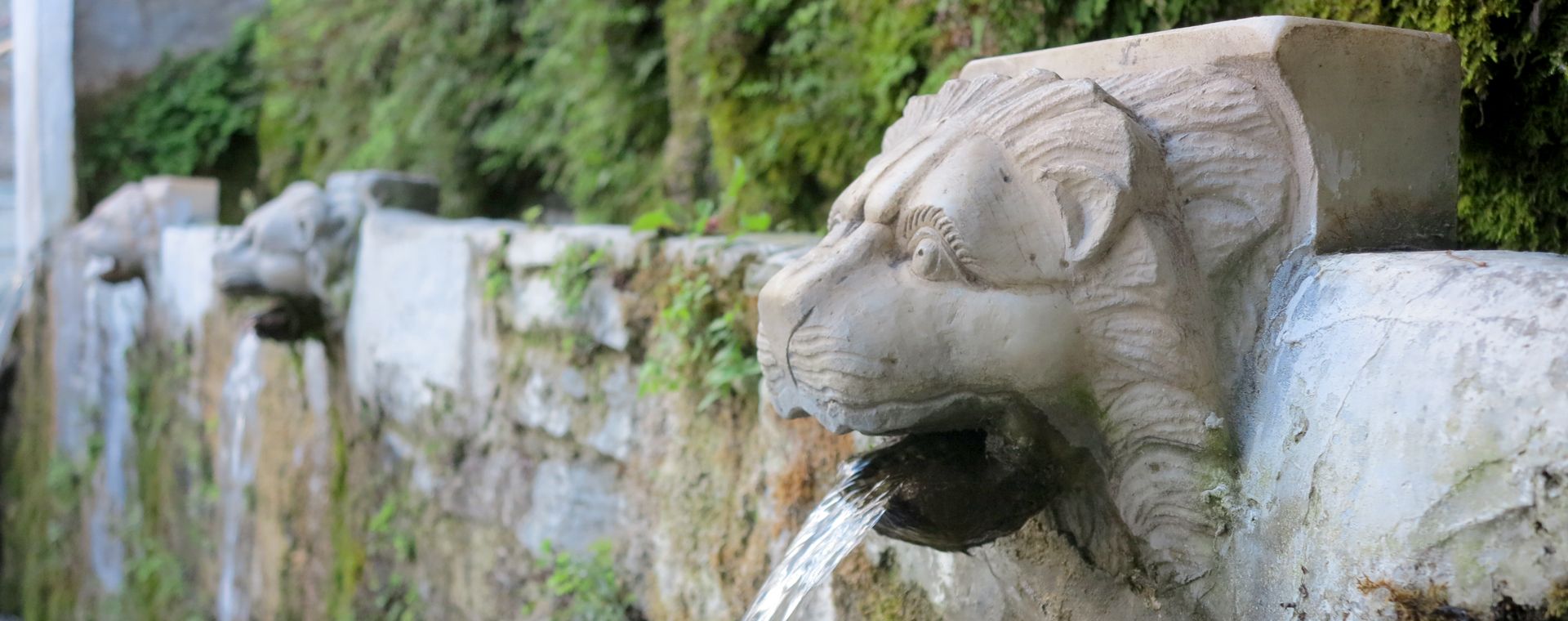 Fontaine aux têtes de lions à Menites, sur l'île d'Andros