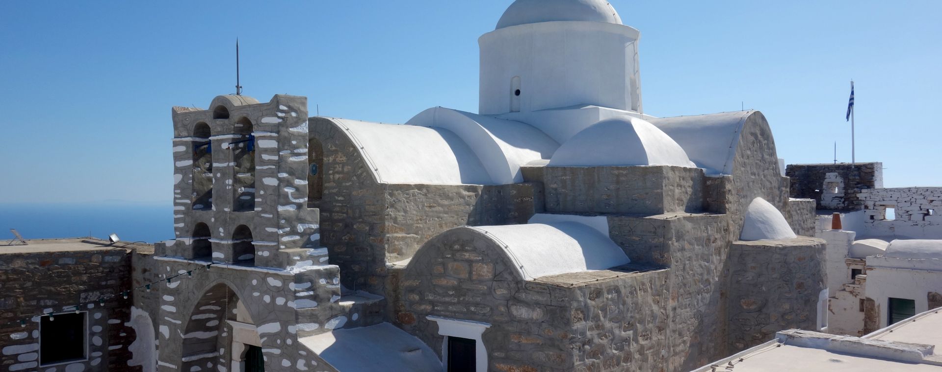 Le monastère de Profitis Ilias, au sommet de l'île de Sifnos