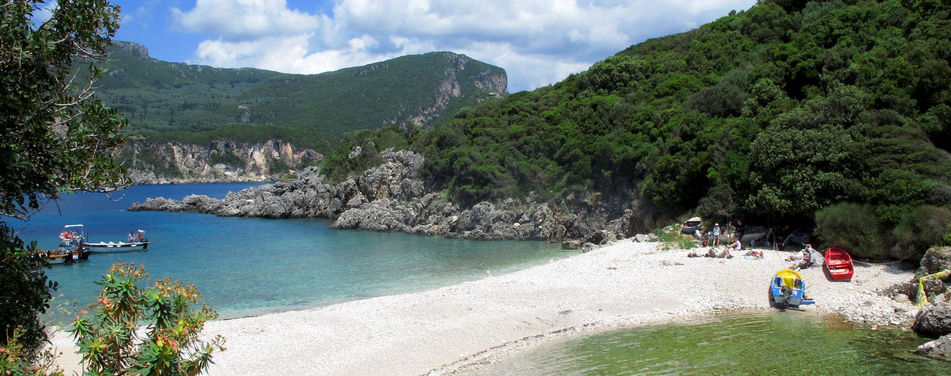 La plage de Limni près de Liapades