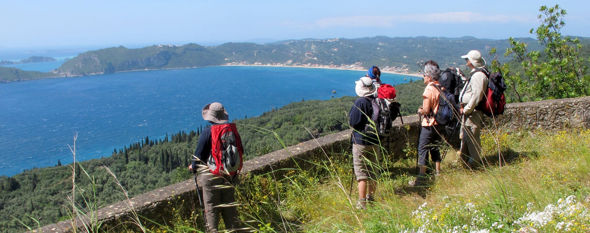 Randonneurs admirant la baie d'Agios Georgios, Corfou