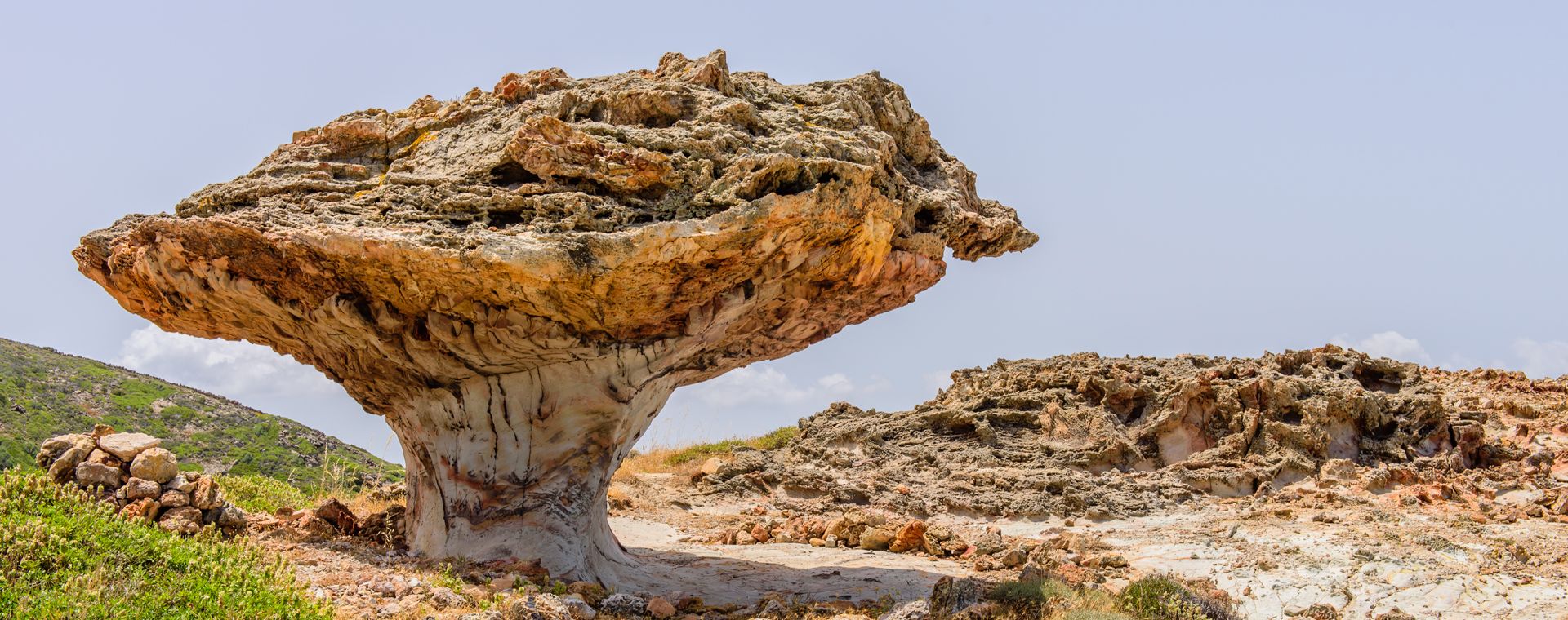 Le rocher de Skiadi sur l'île de Kimolos