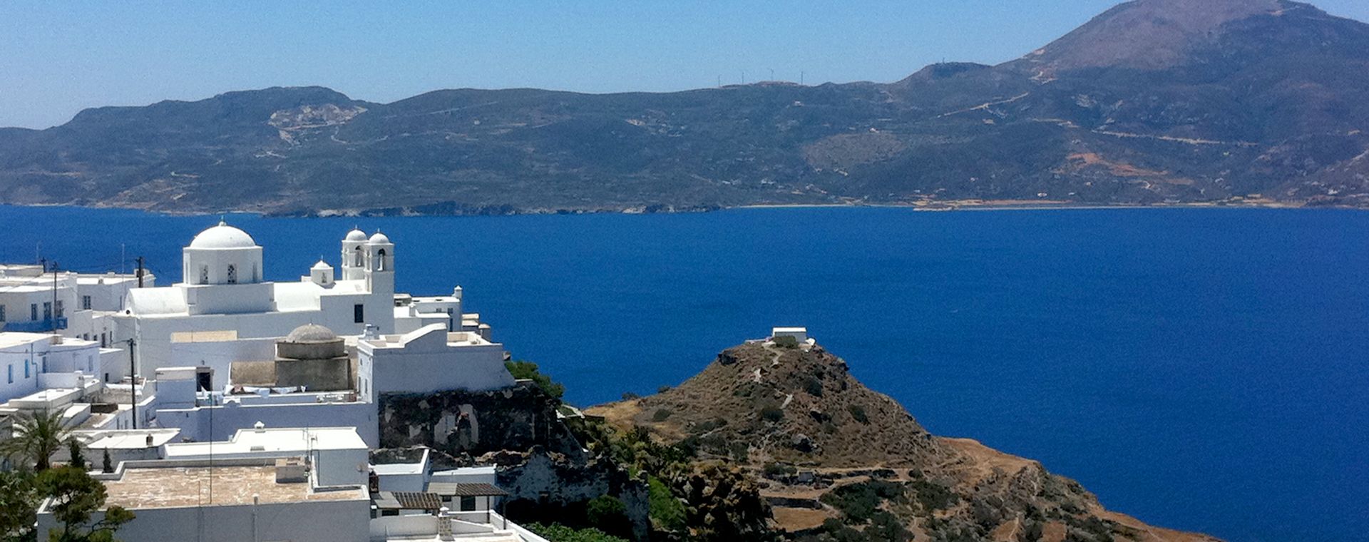 Vue depuis Plaka sur l'île de Milos